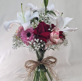 Arranjo de Flores e Lírio no vaso de vidro