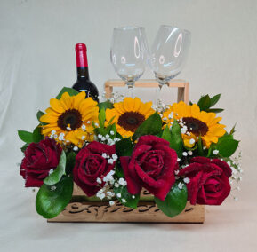 Arranjo de Vinho com Rosas e Girassóis