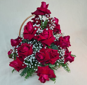 Cesta com 24(vinte e quatro) Rosas Vermelhas